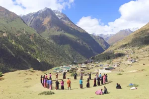 Hòa mình vào đời sống cộng đồng Laya