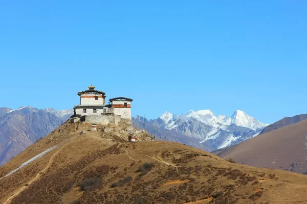 Lingshi Dzong cổ kính nằm trên đỉnh đồi