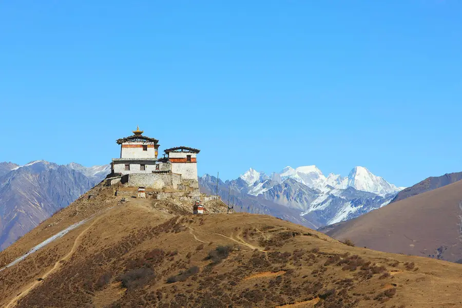 Lingshi Dzong cổ kính nằm trên đỉnh đồi Lingshi Dzong cổ kính nằm trên đỉnh đồi