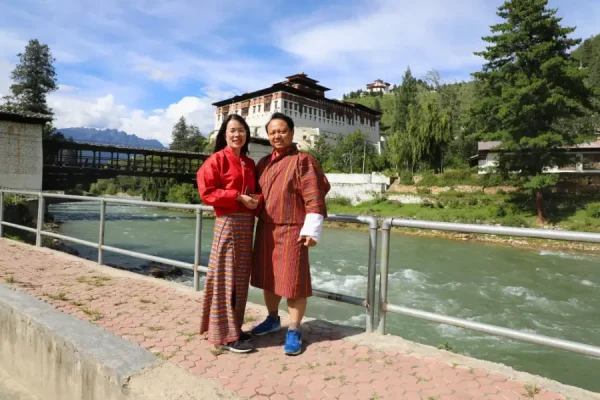 Tour Du Lịch Bhutan Tặng trang phục truyền thống Bhutan