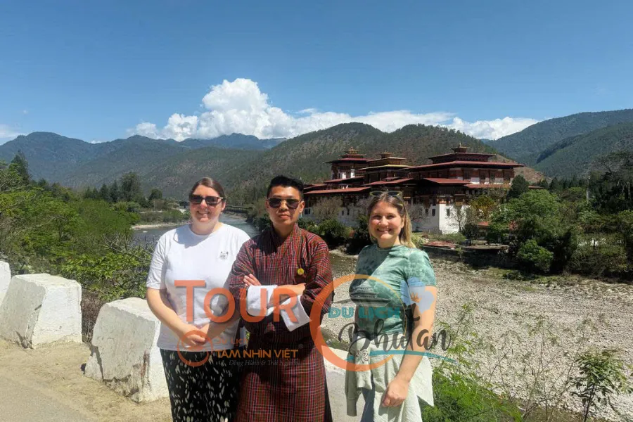 Khách hàng đi tour du lịch bhutan