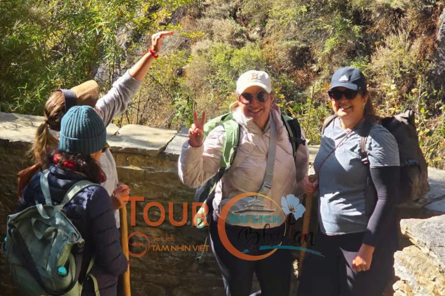 Khách hàng đi tour du lịch bhutan